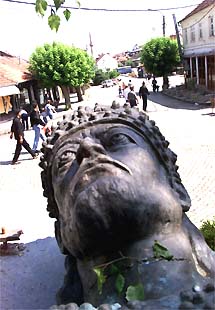 The destroyed statue of Serbian King Dusan lies on the ground in the southern Kosovar city of Prizren 20 June 1999 after it was toppled by local ethnic Albanians. The NATO international peacekeeping force for Kosovo (KFOR) confirmed 20 June 1999 that Yugoslav troops had completed their withdrawal from the Yugoslav province. AFP PHOTO/EPA/MICHELE LIMINA